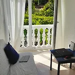 Spacious House In With Sea View Lukoran
