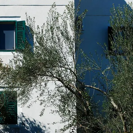 Дом отдыха Spacious House In With Sea View Lukoran