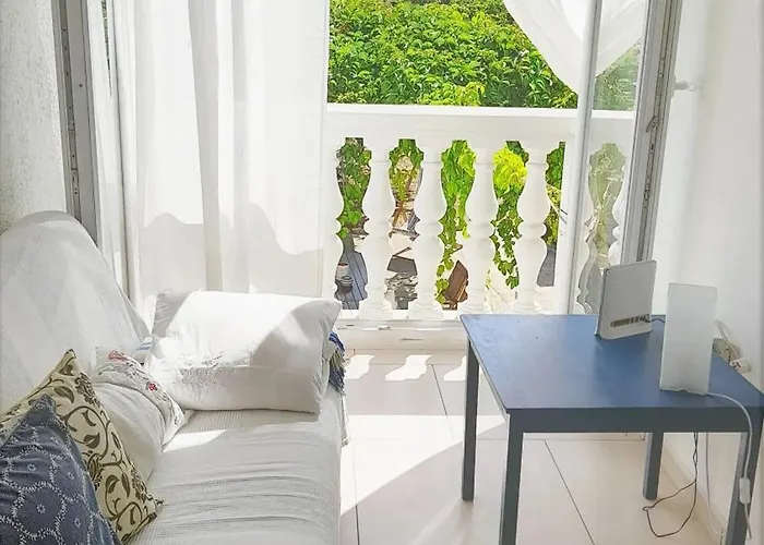 Spacious House In With Sea View 펜션 Lukoran
