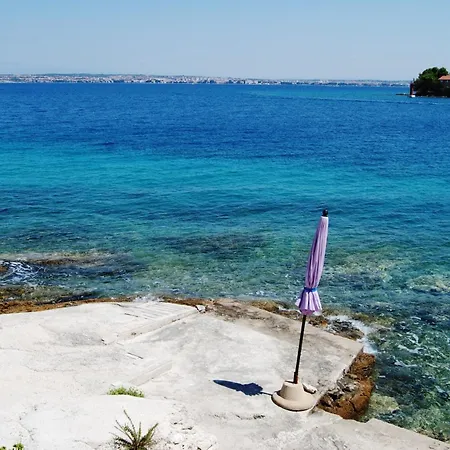 Vakantiehuis Spacious House In With Sea View Lukoran
