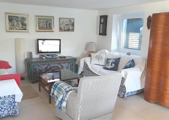 Spacious House In With Sea View *