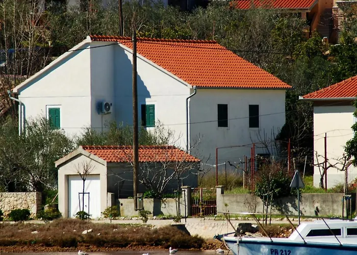 Spacious House In With Sea View